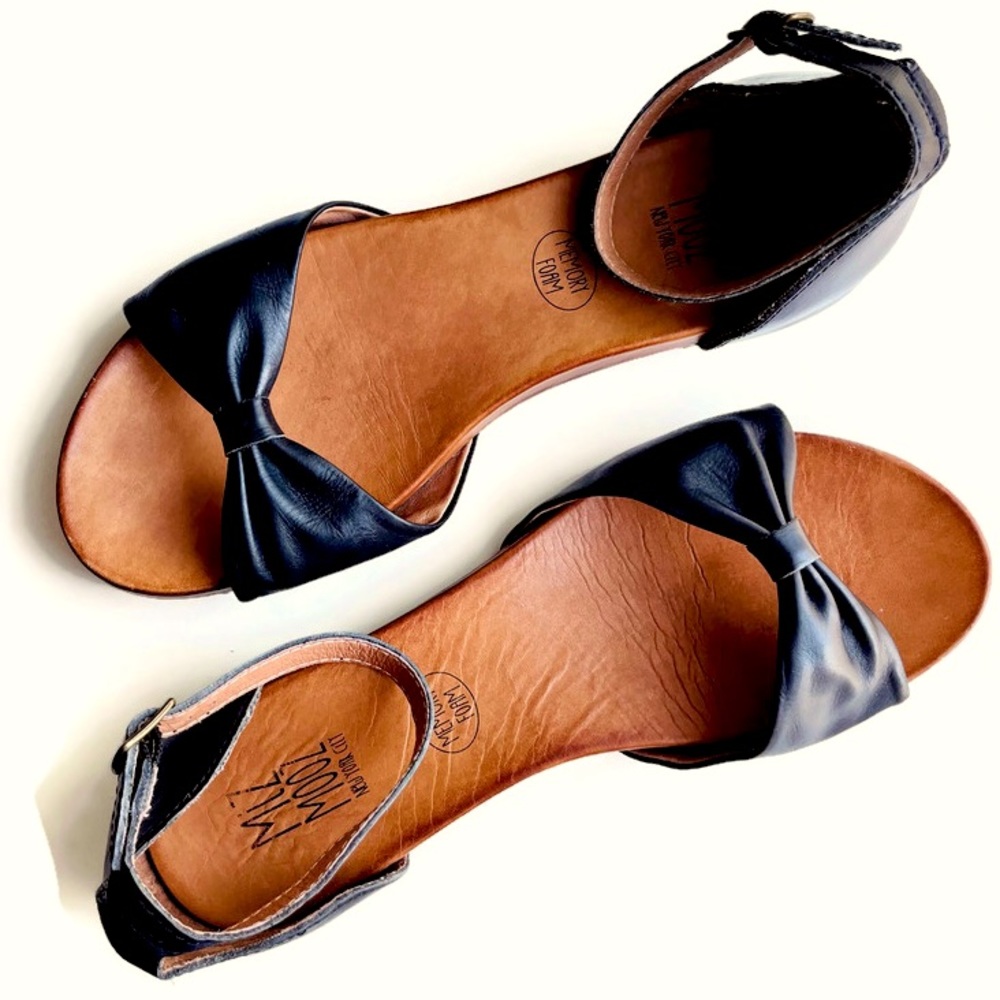 Woman’s 9.5 Miz Mooz ‘Arlene’ Black Leather Bow Strap Sandals